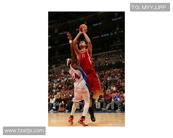 姚明在比赛中展现惊人技巧连续上篮引发全场欢呼的精彩瞬间
