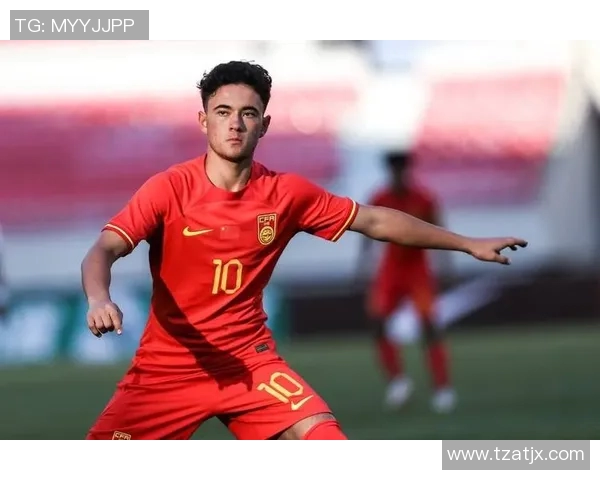 足球明星首次见到自己雕像感动落泪回忆奋斗历程与荣誉时刻